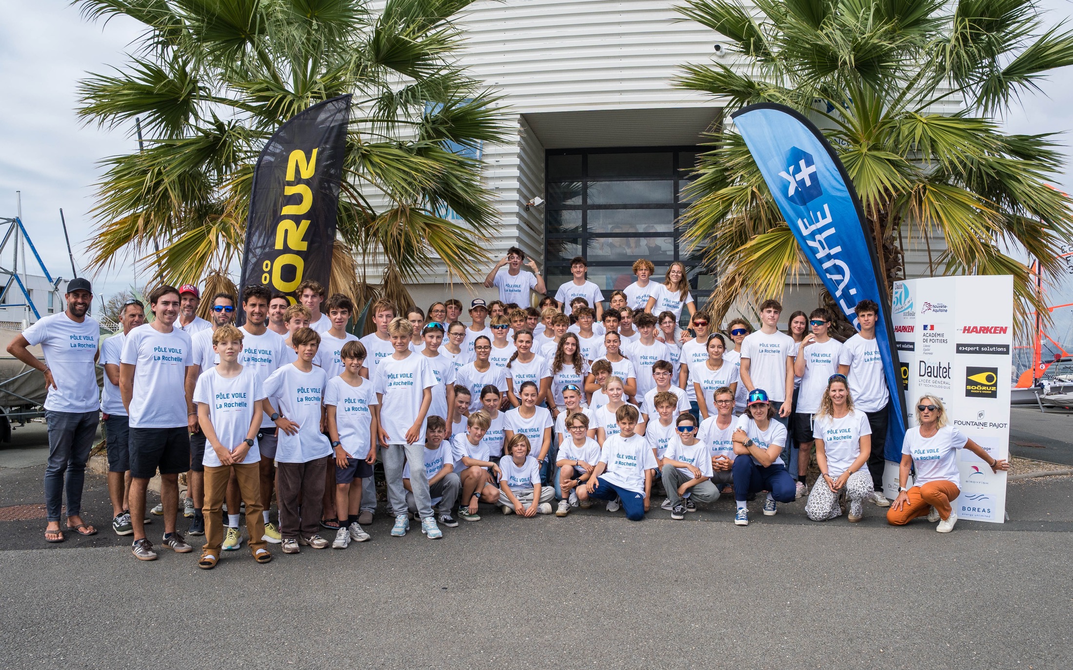 Les sportifs et l’encadrement du Pôle réunis devant le bâtiment de La Rochelle